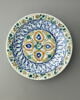 Plat au décor bleu et blanc et polychrome, image 1/4