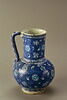Pichet à rinceaux fleuris sur fond bleu, image 3/6