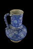 Pichet à rinceaux fleuris sur fond bleu, image 1/6