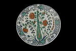 Plat au cyprès au centre d'un bouquet d'oeillets, de roses et de jacinthes, image 7/9