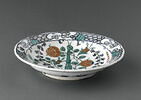Plat au cyprès au centre d'un bouquet d'oeillets, de roses et de jacinthes, image 3/9