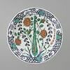 Plat au cyprès au centre d'un bouquet d'oeillets, de roses et de jacinthes, image 1/9
