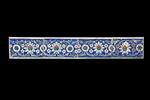 Carreau de bordure aux lotus alternant avec des fleurettes et des rosettes sur fond bleu, image 2/2
