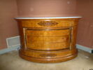 Commode de forme demi-lune, d'une chambre à coucher, image 2/2