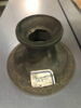 Socle rond décoré à sa base, image 2/2