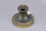 Socle rond décoré à sa base, image 1/2