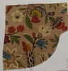 Fragment de forme irrégulière décoré de fleurs polychromes, image 1/5
