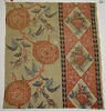Grand fragment décoré de deux bandes décorées de fleurs, losanges, feuilles, image 1/5